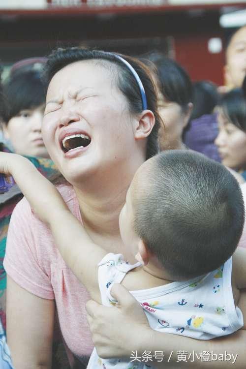 两个月大的早产宝宝抬头，奇迹与成长的见证